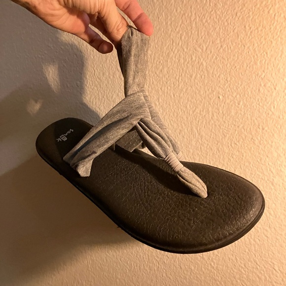 Sanuk fabric sandals! - Picture 2 of 8